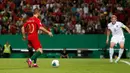 Gelandang timnas Portugal, Bernardo Silva bersiap untuk mencetak gol ke gawang Luksemburg dalam laga lanjutan Grup B Kualifikasi Piala Eropa 2020 di Estadio Jose Alvalade, Jumat (11/10/2019). Portugal meraih kemenangan 3-0 atas tamunya, Luksemburg. (AP/Armando Franca)