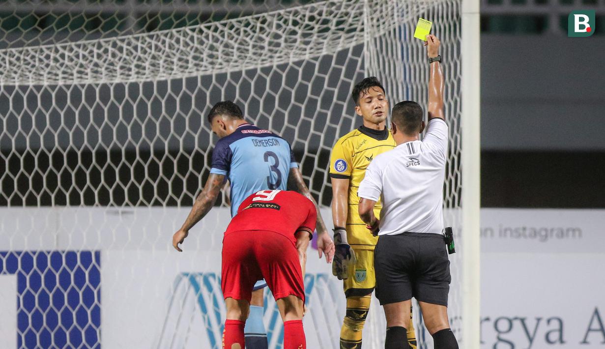 Kiper Persela Lamongan, Dwi Kuswanto mendapatkan kartu kuning setelah melakukan pelanggaran di dalam kotak penalti saat melawan Persija Jakarta dalam laga pekan ke-4 BRI Liga 1 2021/2022 di Stadion Pakansari, Bogor, Jumat (24/09/2021). Persela kalah 1-2. (Bola.com/Bagaskara Lazuardi)