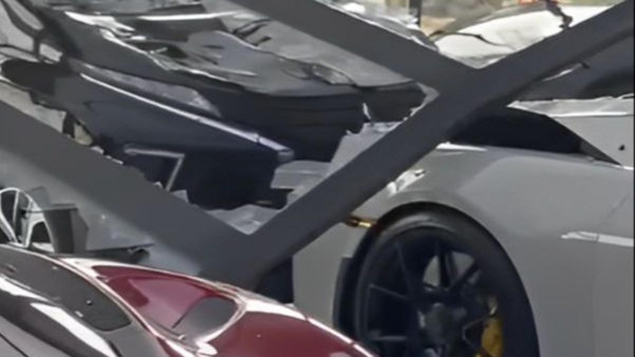 Sosok pengemudi Xpander berinisial JS (42), penabrak showroom mewah Ivan's motor hingga mobil Porsche ringsek perlahan terungkap.<br>
