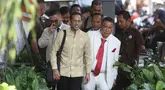 Mantan Menteri Pendidikan, Kebudayaan, Riset, dan Teknologi (Mendikbudristek) Nadiem Anwar Makarim (kiri depan) sesaat akan memasuki gedung Merah Putih Komisi Pemberantasan Korupsi (KPK), Jakarta, Kamis (7/8/2025). (merdeka.com/Arie Basuki)