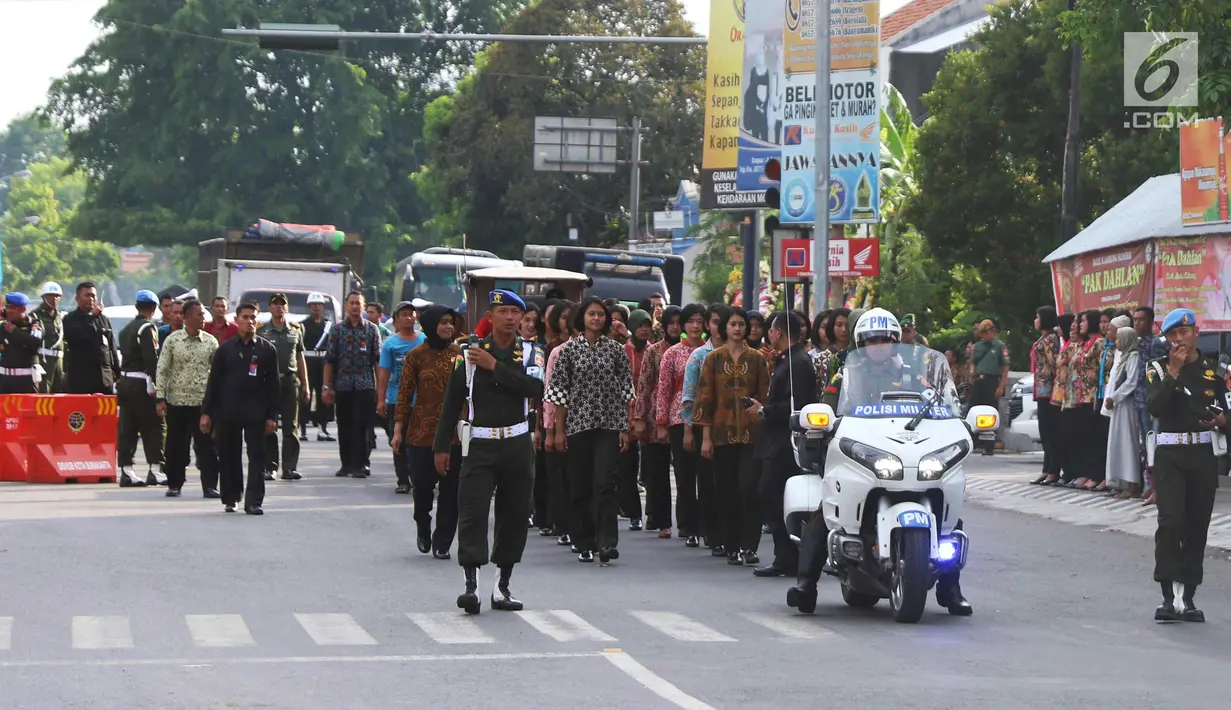 Motor besar Polisi Militer mengawal iring-iringan pasukan perempuan berkemeja batik saat simulasi kirab pernikahan Kahiyang-Bobby menuju Graha Saba Buana, Solo, Senin (6/11). (Liputan6.com/Angga Yuniar)
