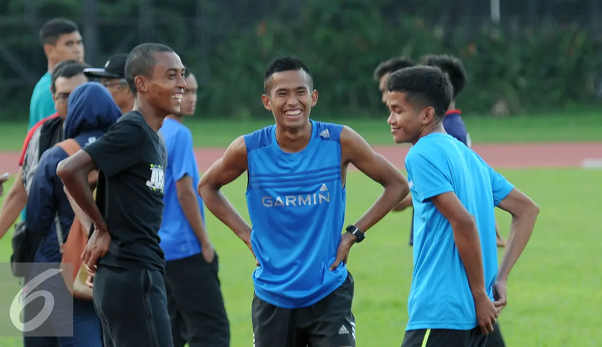 Pelari Agus Prayogo (kiri) berbincang dengan rekannya usai mengadakan pertemuan jelang laga Singapore Open 2016 di Stadion Madya Senayan, Jakarta, Senin (25/4/2016). Tim atletik akan berlaga mulai 28 April mendatang. (Liputan6.com/Helmi Fithriansyah)