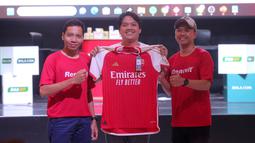 Acara ini semakin menarik dikarenakan beragam hadiah menarik turut dibagikan kepada penonton dalam nobar kali ini. Mulai dari merchandise Renovit, voucher Vidio.com, serta jersey original Arsenal yang langsung diberikan oleh Brand Manager Renovit, Gani Mustofa (kiri). (Bola.com/M Iqbal Ichsan)