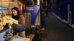 159 orang tewas akibat terhimpit dan terinjak-injak saat keramaian perayaan Halloween di salah satu gang di kawasan hiburan malam Itaewon. (Shin Yong-ju/AFP)