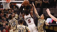 Pemain San Antonio Spurs, LaMarcus Aldridge (12) melakukan blok tembakan pemain Miami Heat  Amar'e Stoudemire (5) pada lanjutan NBA di AT&T Center, Texas, Kamis (24/3/2016). San Antonio Spurs menang 112-88. (Mandatory Credit: Soobum Im-USA TODAY Sports)