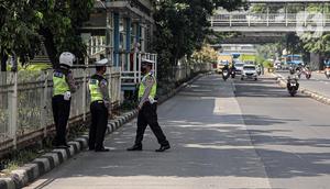 Polisi lalu lintas berkumpul saat Operasi Zebra Jaya 2022 di Jakarta, Selasa (4/10/2022). Operasi Zebra Jaya dilaksanakan pada tanggal 3 hingga 17 Oktober untuk menekan jumlah pelanggaran lalu lintas. (Liputan6.com/Faizal Fanani)