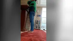 Rekaman seorang ojek online saat azan jadi perhatian warganet. Suaranya begitu merdu membuat yang mendengarnya merinding.