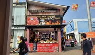 Kios yang berjualan baby crab goreng di Pekan Raya Jakarta 2024. (dok. Liputan6.com/Rusmia Nely)