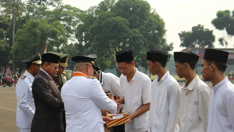 Sejumlah napi Rutan Kelas I Depok, menerima surat remisi saat peringatan HUT ke-79 Republik Indonesia di Divisi Infanteri 1/Kostrad, Depok.