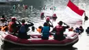 Petugas mengibarkan bendera saat Upacara Peringatan HUT ke-75 RI di Situ Tujuh Muara Pamulang, Tangsel, Senin (17/8/2020). Upacara yang diikuti ratusan aktivis lingkungan hidup dan juga organisasi kepemudaan itu bertujuan agar pemerintah terus menjaga keberadaan situ. (Liputan6.com/Faizal Fanani)