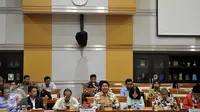 Suasana Komisi III DPR RI RDPU dengan PP Muhammadiyah, Komnas HAM dan Kontras di Kompleks Parlemen, Jakarta, Selasa (12/4). Rapat membahas meninggalnya Siyono karena diduga ada pelanggaran HAM yang dilakukan oleh BIN. (Liputan6.com/Johan Tallo)