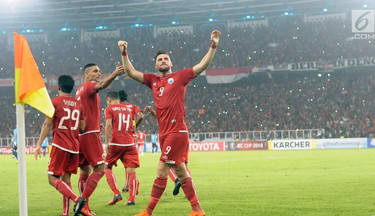 Pemain Persija, Marko Simic mengangkat tangan saat merayakan gol ke gawang Johor Darul Takzim pada lanjutan penyisihan Grup H Piala Asia 2018 di Stadion GBK, Jakarta, Selasa (10/4). Persija menang telak 4-0. (Liputan6.com/Helmi Fithriansyah)