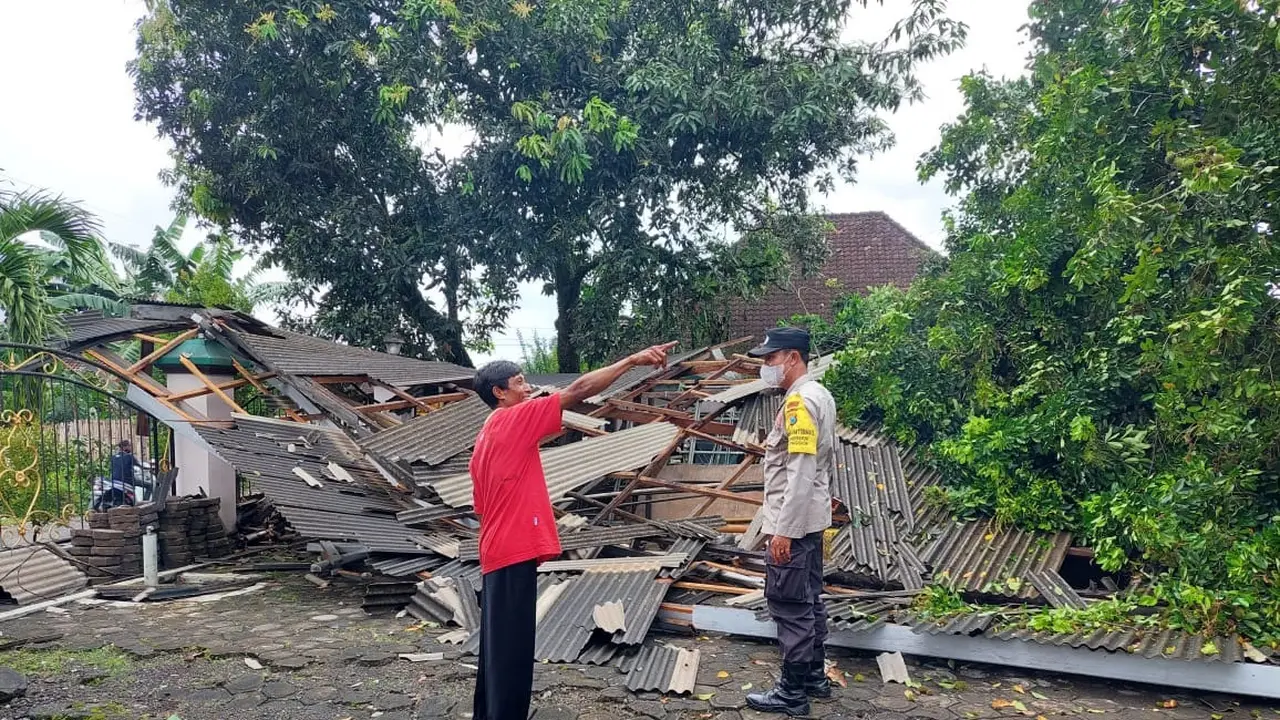 Sebuah rumah warga di Desa Bedewang roboh akibat dihantam angin puting beliung. (Istimewa)