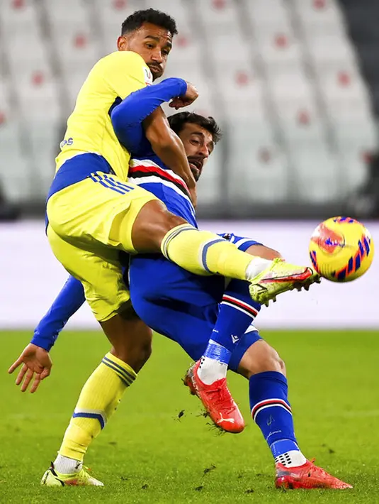 Pemain Juventus Danilo (kiri) berebut bola dengan pemain Sampdoria Francesco Caputo pada pertandingan sepak bola babak 16 besar Coppa Italia di Allianz Stadium, Turin, Italia, 18 Januari 2022. Juventus menang 4-1. (Marco Alpozzi/LaPresse via AP)