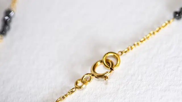 Ilustrasi Model Gelang Emas Tali (Photo by Elena Soroka on Unsplash)