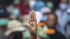 Pengunjuk rasa antipemerintah memberi penghormatan tiga jari sebagai simbol perlawanan saat berbaris dari Monumen Demokrasi ke rumah pemerintah di Bangkok, Thailand, Rabu (14/10/2020). Pengunjuk rasa berkumpul untuk rapat umum yang direncanakan di Monumen Demokrasi Bangkok. (AP Photo/Sakchai Lalit)