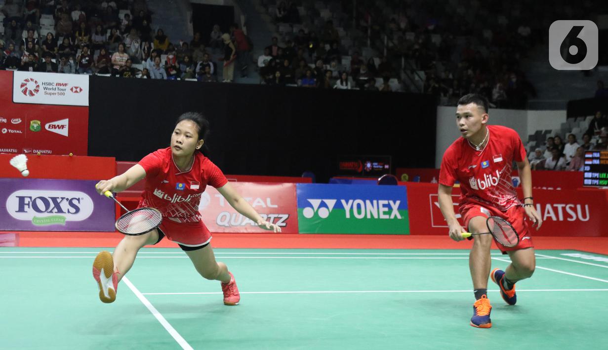 Ganda campuran Indonesia, Rinov Rivaldy/Pitha Haningtyas Mentari mengembalikan kok ke arah Lee Jhe-Huei/Hsu Ya Ching (Taiwan) saat babak pertama Indonesia Master 2020 di Istora GBK, Jakarta, Selasa (14/1/2020). Rivaldi/Mentari kalah dua set 15-21, 13-21. (Liputan6.com/Helmi Fithriansyah)