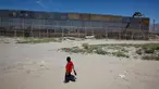 Seorang anak melihat pekerja dari Amerika Serikat saat membangun dinding perbatasan AS-Meksiko di Sunland Park, AS (09/9). Amerika Serikat dan Mexico merupakan dua negara yang memiliki batas geografis yang berdekatan. (REUTERS/Jose Luis Gonzalez)