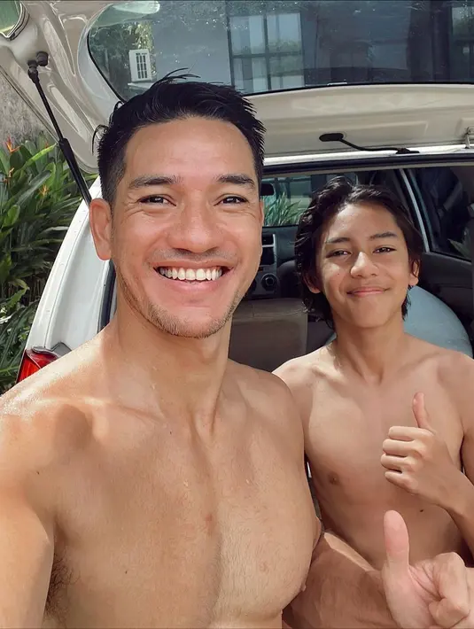 Andrew White kompak dengan putranya, Jason Deandra White siap berolahraga. Keduanya memamerkan foto topless. (Foto: Instagram/@andrew.white._)