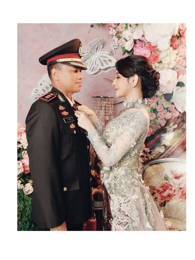 Jadi Istri Perwira Polisi, Ini 6 Momen Manis Uut Permatasari dan Suami