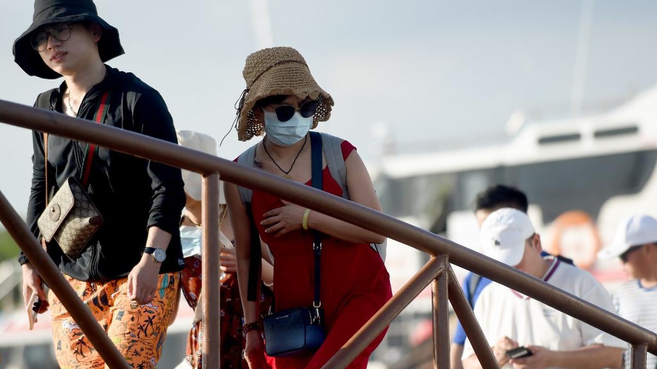 Gubernur Bali I Wayan Koster memperketat aturan dengan melarang turis asing atau warga negara asing (WNA) yang tengah melakukan perjalanan wisata di Bali untuk menyewa atau rental motor.