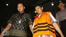 Kasi Pembangunan Peningkatan Mutu Pendidikan dan Tenaga Kependidikan Dinas Pendidikan Kabupaten Banyuasin, Sutaryo usai diperiksa KPK terkait proyek ijon pada Dinas Pendidikan Kabupaten Banyuasin, Sumsel, Jakarta, Jumat (28/10).(Liputan6.com/Helmi Afandi)