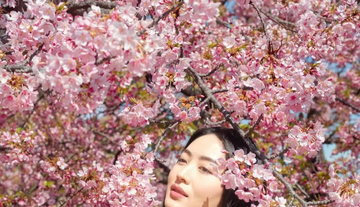 Aktris cantik itu pulas makeup pinkish yang soft matte pada bibir dan blush [@natashawilona12]