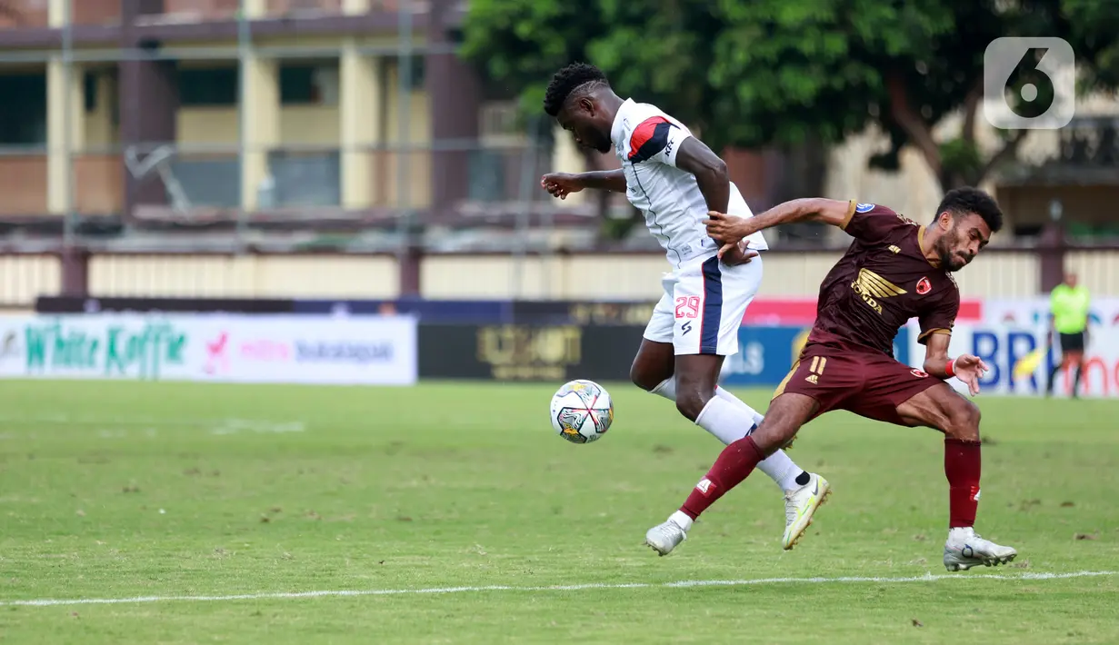 Pemain PSM Makassar, Yance Sayuri, berebut bola dengan pemain Arema FC, Abel Isa Camara, pada laga BRI Liga 1 di Stadion PTIK, Jakarta, Sabtu (4/2/2023). PSM Makassar menang dengan skor 1-0. (Bola.com/M. Iqbal Ichsan)