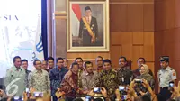 Wakil Presiden Jusuf Kalla (tengah) didampingi Menko Perekonomian Darmin Nasution dan Kepala BKPM Franky Sibarani menekan tombol saat meresmikan peluncuran layanan izin investasi 3 jam di BKPM, Jakarta, Senin (11/1). (Liputan6.com/Immanuel Antonius)