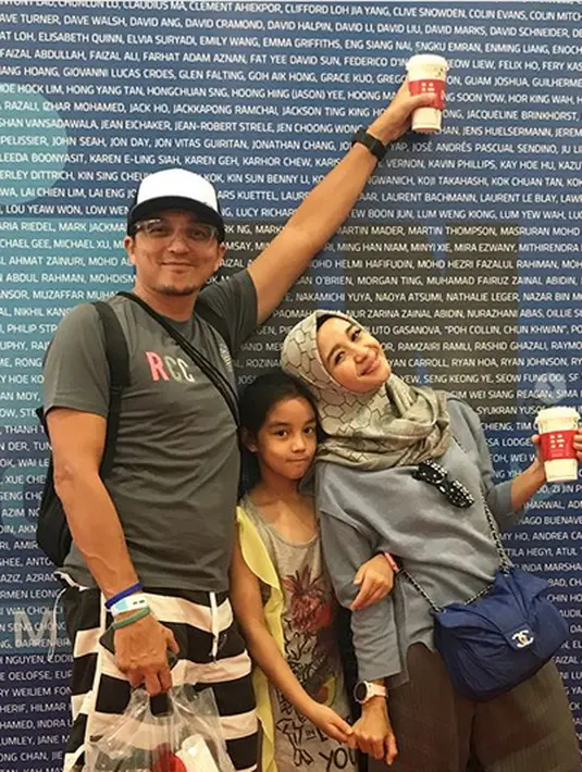 Tidak hanya kompak terkait mengurus putrinya, keduanya juga terlihat dalam satu geng. Dalam unggahan foto terbarunya, keduanya kompak mengikuti olahraga zumba. (Instagram/laudyacynthiabella)