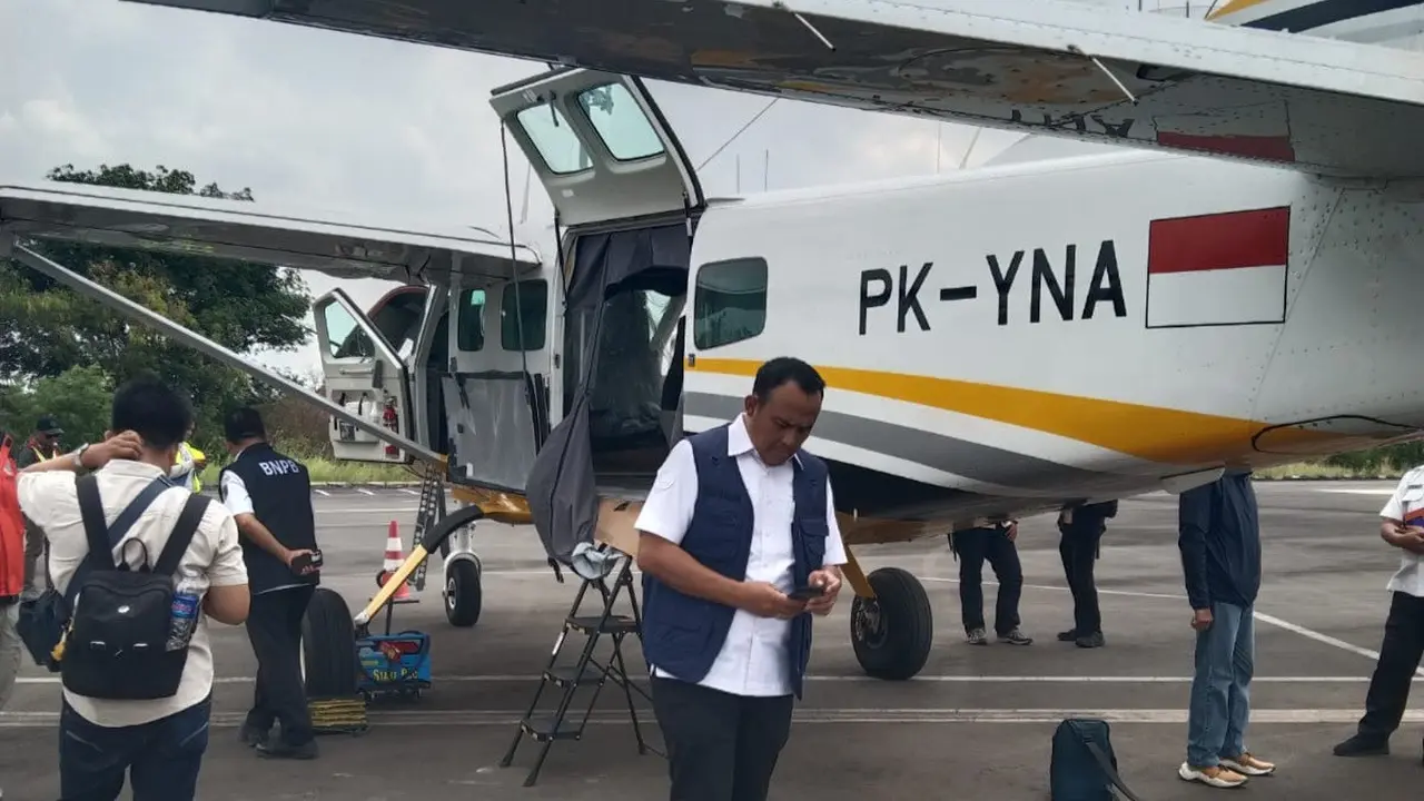Petugas Sedang Mempersiapkan Modifikasi Cuaca Lampung