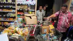 Menjelang Ramadan, BPOM melakukan sidak di salah satu pusat perbelanjaan di Jakarta, Rabu (25/6/14). (Liputan6.com/Faizal Fanani)