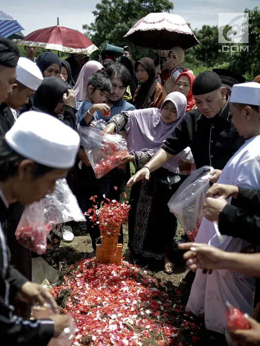 Penyanyi religi Opick dan keluarga usai memakamkan almarhum istri keduanya Wulan Mayasari di TPU Semper, Jakarta, Senin (19/3). Diiringi shalawat nabi dan tahlil, Opick memakamkan istrinya dengan wajah yang tegar. (Liputan6.com/Faizal Fanani)