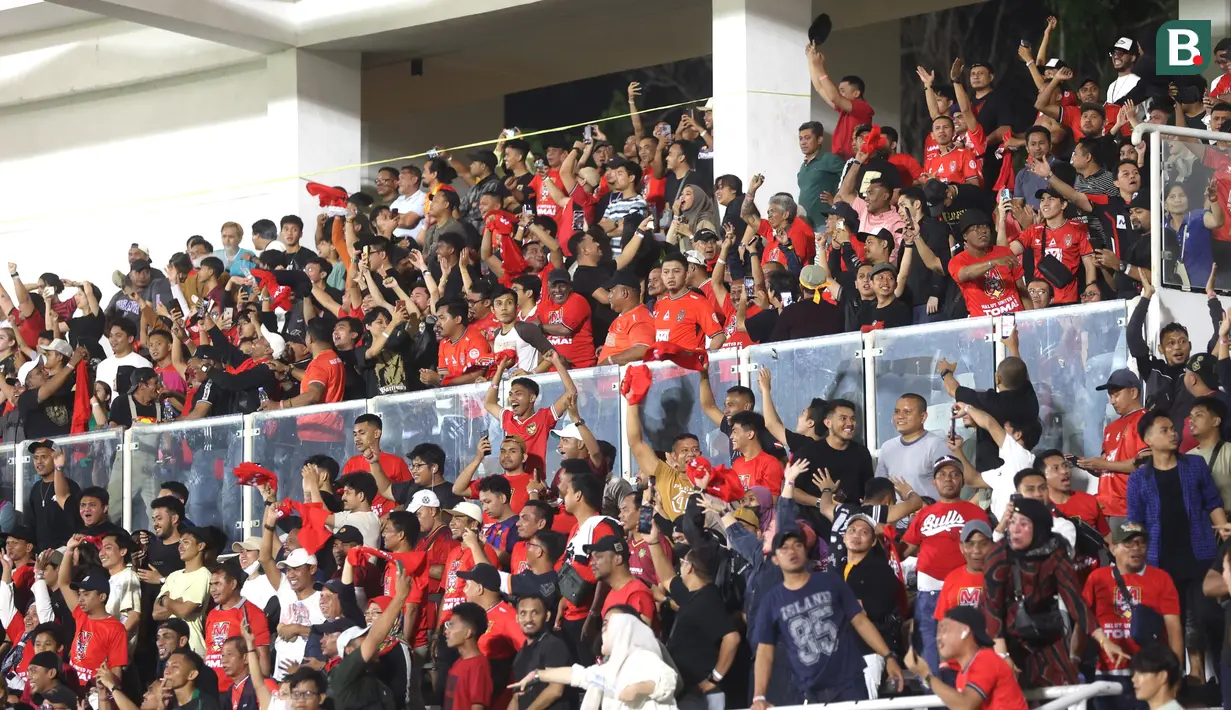Suporter Malut United merayakan gol Hari Nur Yulianto, ke gawang Semen Padang pada laga leg pertama semifinal Pegadaian Liga 2 2023/2024 di Stadion Madya, Jakarta, Minggu (25/02/2024). (Bola.com/M Iqbal Ichsan)