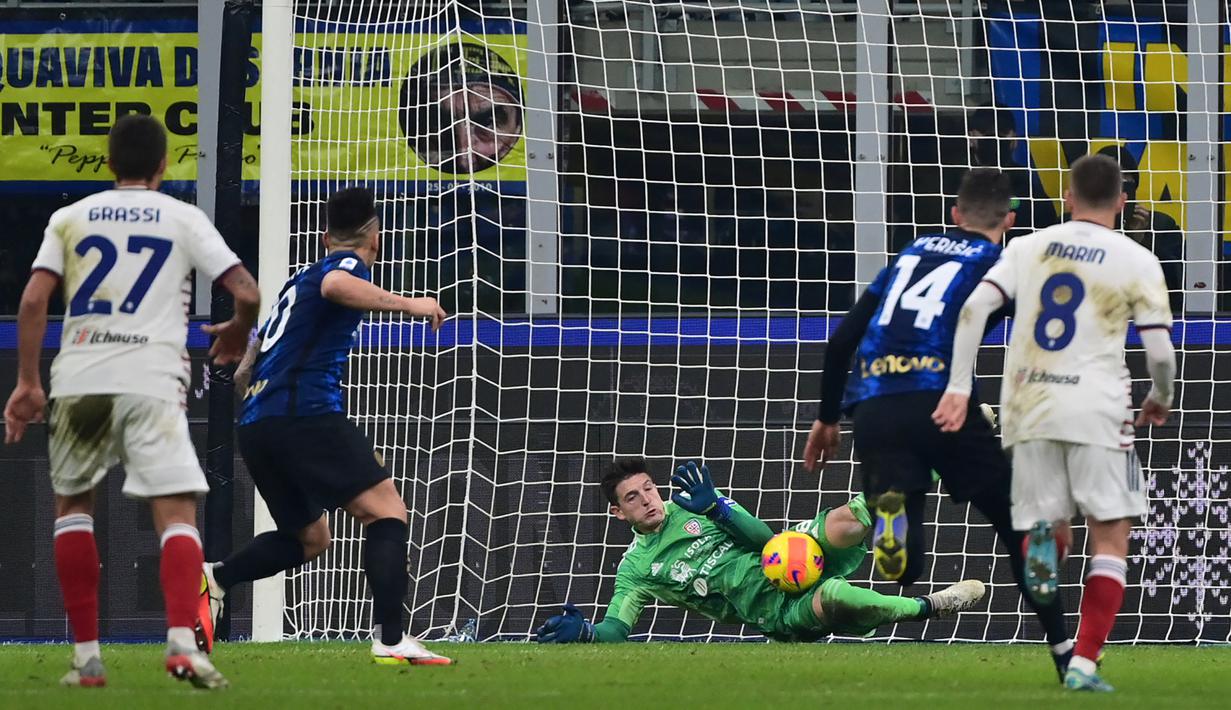 Di sisa laga, Alessio Cragno masih mampu membuat dua penyelamatan untuk menghindari kekalahan yang lebih telak. Ia berhasil membendung tembakan jarak jauh Nicolo Barella dan sepakan keras Arturo Vidal. (AFP/Miguel Medina)