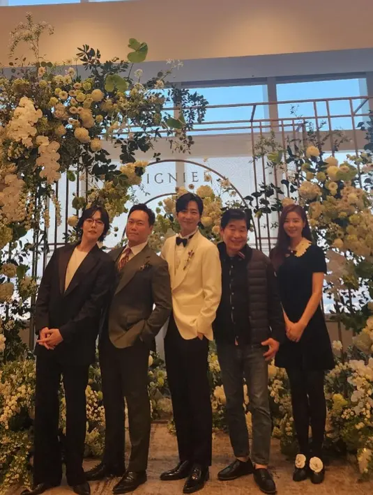 Aktor Song Jin Woo juga menghadiri acara ini dan mengucapkan selamat pada kedua mempelai. "Welcome to #유부월드 #미소가너무이쁜남자," tulisnya.