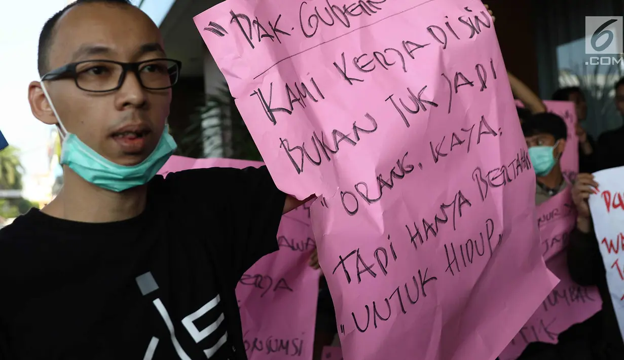 Karyawan Hotel Alexis memprotes penyegelan yang dilakukan Satpol PP di Jakarta Utara, Kamis (29/3). Penutupan terkait kasus dugaan adanya praktek prostitusi dan perdagangan manusia di hotel tersebut. (Liputan6.com/Immanuel Antonius)