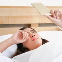 Bangun tidur langsung melihat ponsel./Copyright shutterstock.com/g/luckysky1911