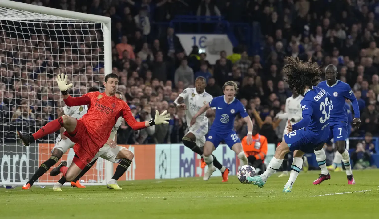 Duel Chelsea vs Madrid berlangsung sengit sejak awal babak pertama. Peluang terbaik Chelsea di babak pertama adalah saat tendangan N'Golo Kante dalam posisi terbuka hanya melebar di sisi kiri gawang. (AP Photo/Kirsty Wigglesworth)