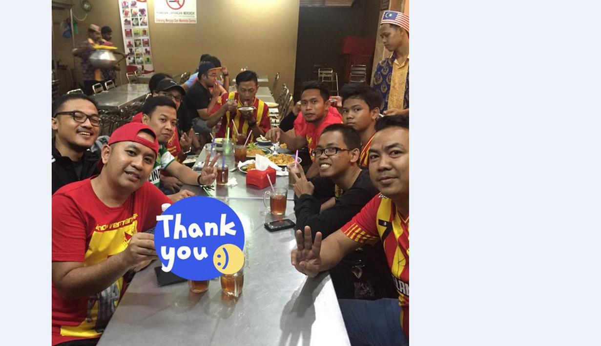 Andik Vermansah menjamu Bonek sebagai rasa syukur menjadi juara Piala Malaysia 2015. (Twitter)