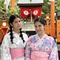 Memiliki putri yang beranjak dewasa, membuat banyak momentum yang bisa dilakukan bersama. Hal ini terlihat dari kompaknya Annisa Pohan dan Aira lakukan ragam aktivitas sambil bergaya kompak, salah satunya dalam balutan kimono yang satu ini. Bergaya ala Jepang, keduanya tampil begitu memukau. [Foto: Instagram/ Annisa Pohan]