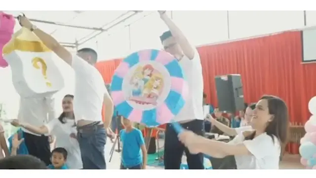 Pada momen bahagia itu Shandy juga ikut bermain game bersama anak-anak panti asuhan.
