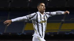 Striker Juventus, Cristiano Ronaldo, merayakan gol yang dicetaknya ke gawang Barcelona pada laga matchday terakhir Grup G Liga Champions di Camp Nou Stadium, Rabu (9/12/2020) dini hari WIB. Juventus menang 3-0 atas Barcelona. (AFP/Josep Lago)