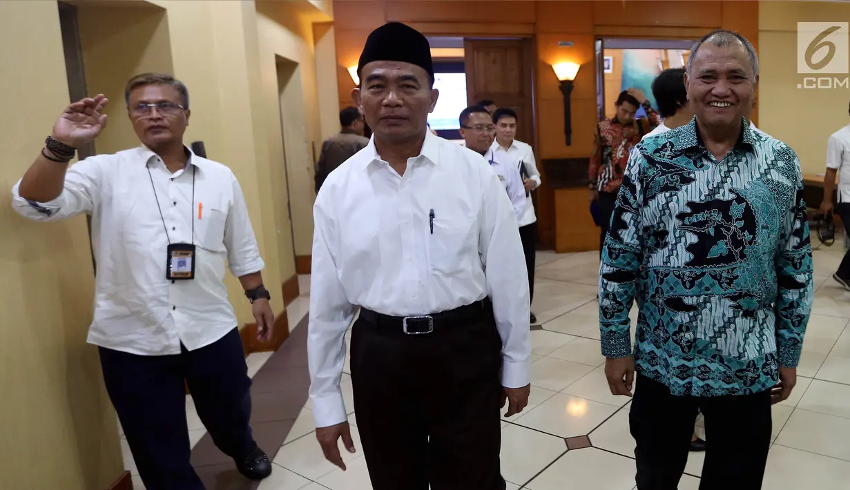 Mendikbud Muhadjir Effendy dan Ketua KPK Agus Rahardjo meninggalkan ruangan usai penandatanganan Nota Kesepahaman (MoU) di Jakarta, Kamis (3/8). Nota kesepahaman ini merupakan bentuk dukungan terhadap upaya pencegahan korupsi. (Liputan6.com/Johan Tallo)
