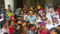 Ahok diserbu anak-anak di Balai Kota DKI. (Liputan6.com/Nanda Perdana Putra)