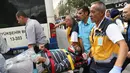 Petugas medis mengevakuasi korban luka akibat sebuah bus menabrak halte yang penuh penumpang di distrik Dikimevi, Ankara, Turki, Kamis (1/10/2015). 12 orang tewas akibat bus kehilangan kendali karena mengalami rem blong. (AFP PHOTO/ADEM ALTAN)