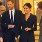 Mengenakan tuxedo hitam, kaki Meghan Markle terlihat begitu ramping (Instagram/bazaaruk)