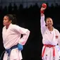 Karateka putri Indonesia, Srunita Sari tangan usai mengalahkan karateka asal Thailand, Paweena Raksachart dalam nomor kumite bawah 50 kg putri Sea Games 2017, Kuala Lumpur, Malaysia, (22/8). Srunita menang dengan skor 6-0. (Liputan6.com/Faizal Fanani)