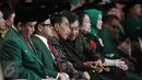 Presiden Jokowi berbincang dengan Wapres Jusuf Kalla saat menghadiri pembukaan Mukernas PKB di JCC, Jakarta, Jum'at (5/2/2016). Mukernas PKB mengambil tema "Holopis Kuntul Baris, Menangkan Rakyat Dalam Persaingan Global" (Liputan6.com/Faizal Fanani)