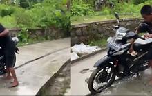 Motor Dua Pemuda Nekat Melintasi Jalan Baru Dicor, Hasilnya Motor Rusak!